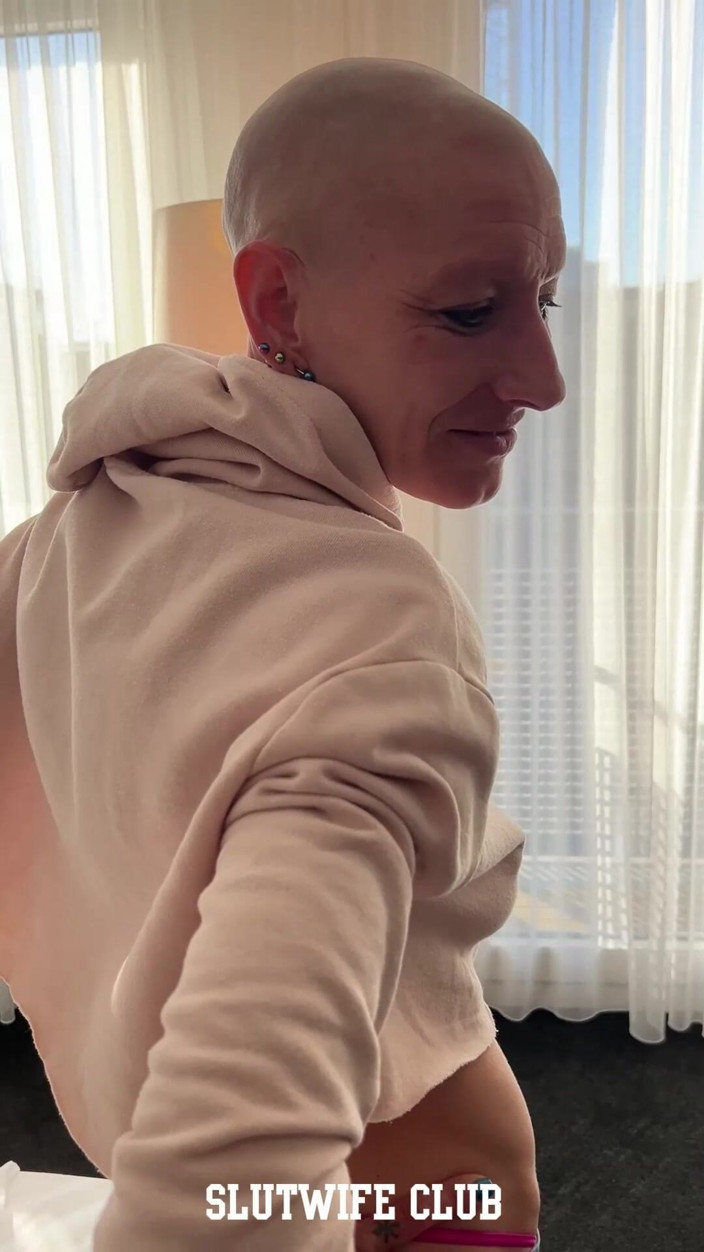Slutwife Club: Vilja的比基尼试穿面试 - 喉咙和阴户破坏