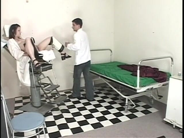 Bi All Means: Dwie biseksualne pielęgniarki męskie stają się niegrzeczne z młodą laską...