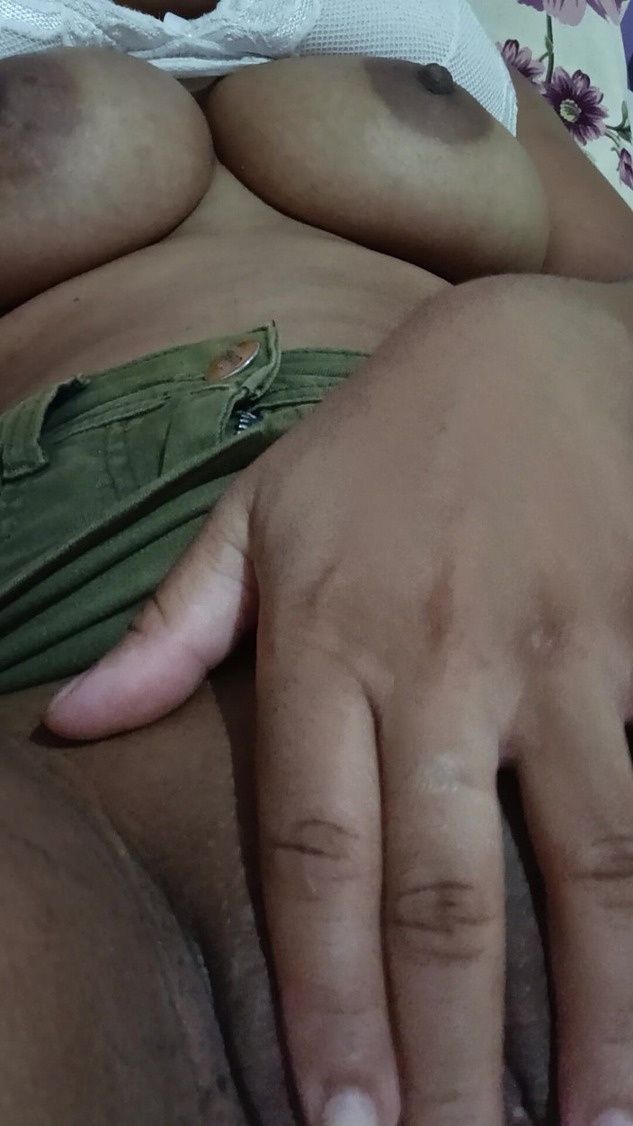 Jacke24: Kız yatakta mastürbasyon yaparken yakalandı