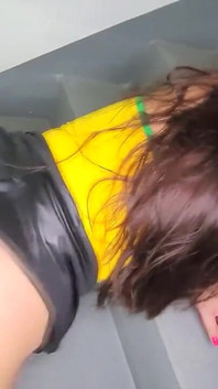 Mi Vecino Pervertido Tuvo Relaciones Sexuales Conmigo En Las Escaleras Del Edificio; Tuve Que Hacerlo