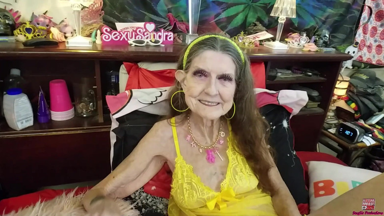 Sexy Sandra N Sir Christopher: Бімбо бабуся відтрахана в дупу в жовтому