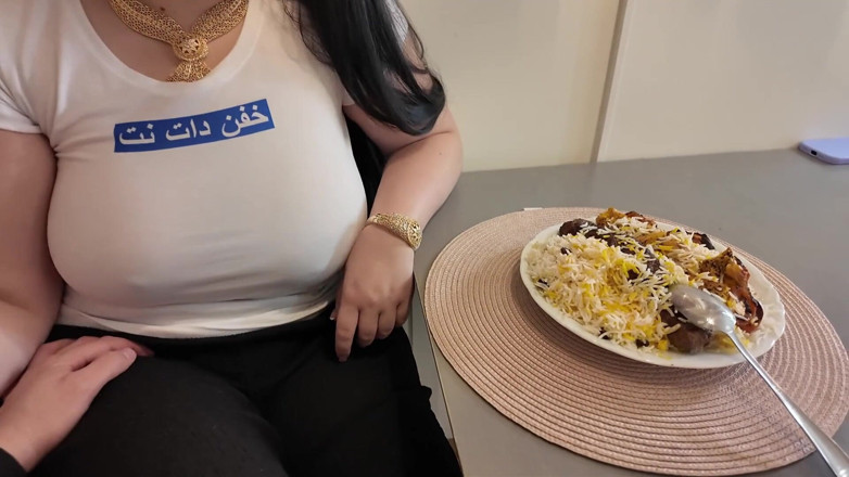 Amateur Homemade Porn: Follando a la gran hermanastra cachonda persa después del almuerzo...
