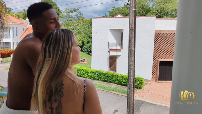 Rioc69: Mara zuigt Rioc en profiteert ervan dat ze op het...