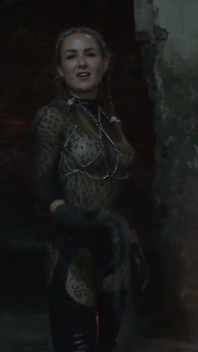Mestra chicoteando sua bunda submissa