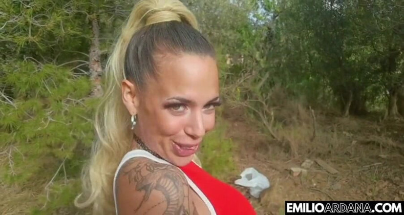 Emilio Ardana: Tetona es follada en la naturaleza