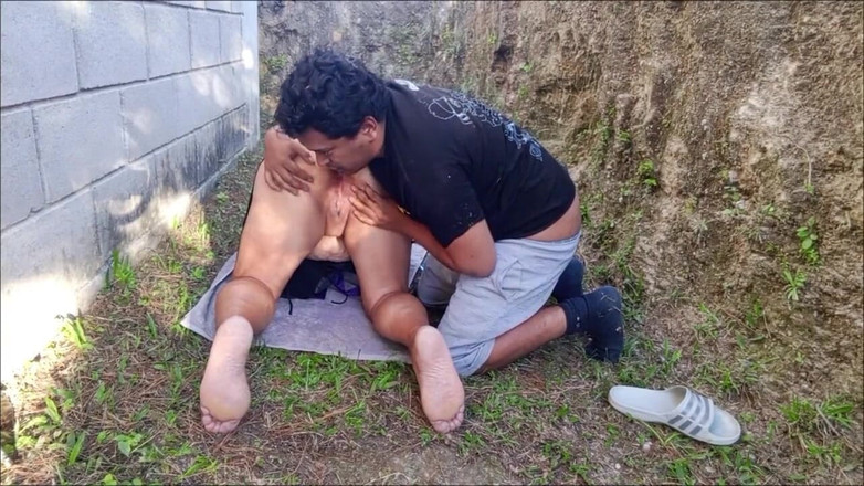 Sofixxx: 裕福な継母が山の外でセックスした