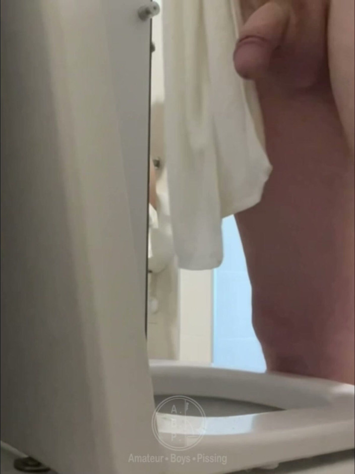 AmateurBoysPissing: Helfende hand in öffentlichen Toiletten - fast erwischt