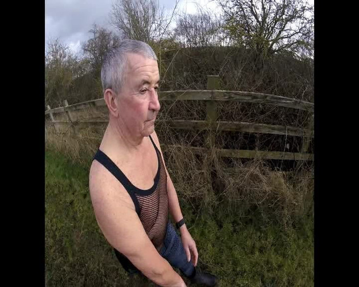 Andy: Cewek ini jalan-jalan sambil pakai baju