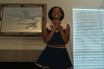 ATK Solo: Coeds dalam Pakaian Seragam.