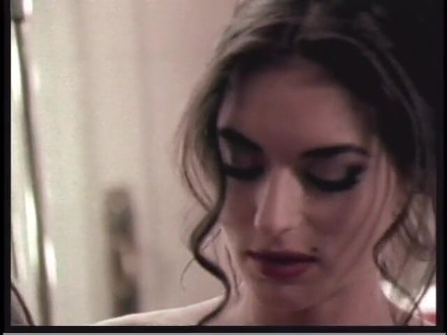 Hot Sex Party: Ragazza calda prende un lungo cazzo in gola mentre viene...