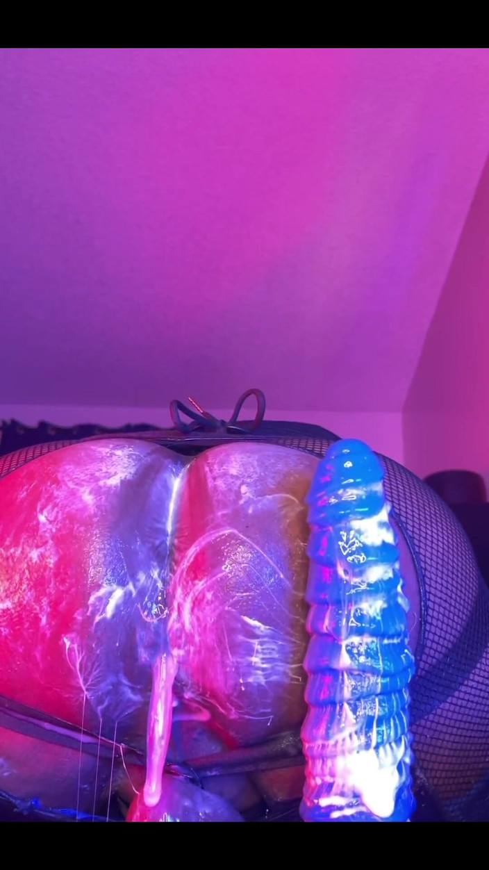 DipsoDeep: Ternganga lubang saya dengan dildo fantasi mainan topped