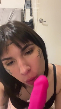Dildo merah jambu – awek transeksual bertatu panas