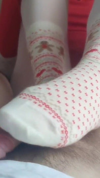 Weihnachts-sockjob in süßen weißen socken und weißer strumpfhose