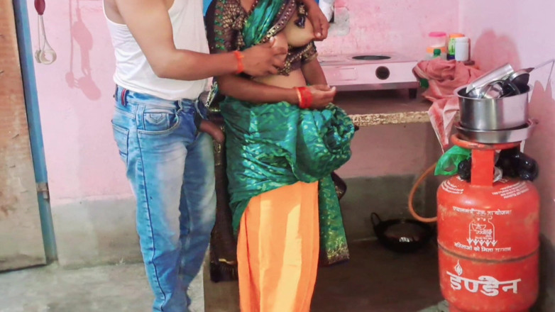 Trilokinath: Jasmin Mathur, bhabhi gujarati, se fait baiser après s’être fait...