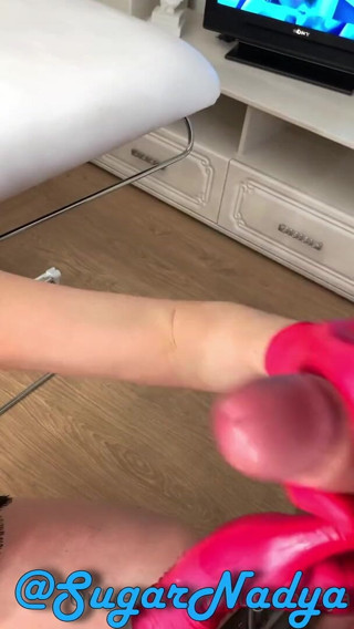 SugarNadya: Seksi hizmetçi Sugarnadya yağlı elle muamele çekiyor