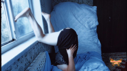 Kitty_Cross: Soumrak. Vampire Trans si hraje u okna pro přilákání lidí...