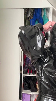 Verkleide dich mit schwarzer Mamba-Maske