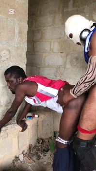 Il fratellastro è venuto a visitare e lui è sceso sulla mia figa male