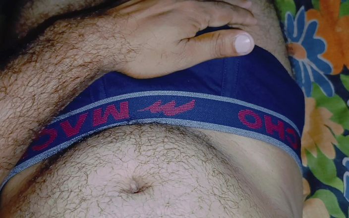 Desy boy: Vesnický chlapec masturboval poté, co sledoval, jak se bhabhi koupe