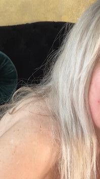 Complet unsă cu pumnul, îmi fut pizda sexy până la orgasm