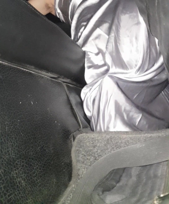 Naomisinka: Мастурбирую в серебряном атласе в длинном платье в машине