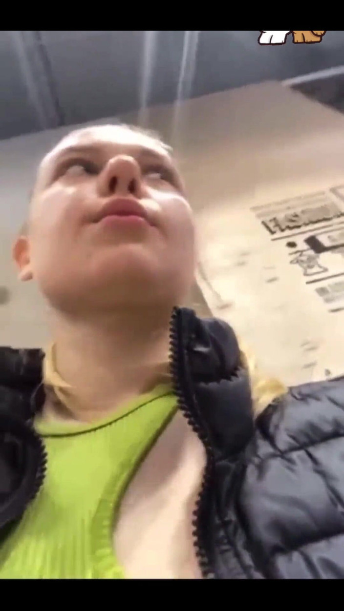 JuiceLussie: Lopen met vibrator in poesje in het openbaar