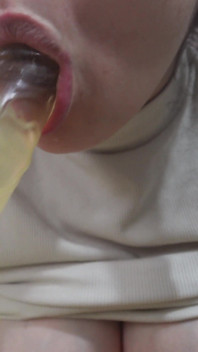 Mia moglie incinta si masturba con un guanto per piatti giallo e parla di quanto ama masturbarsi con un guanto da piatto e vuole