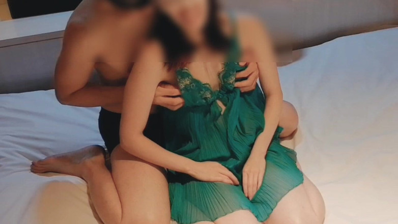 kawasakiBK: Wanita bersuami yang langsing dan imut dengan lingerie seksi warna...