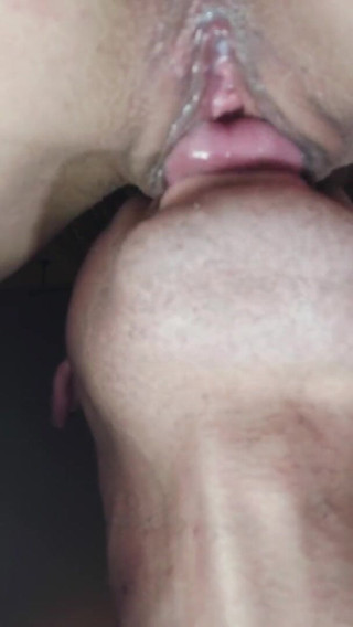 Wet Pussy Fuck: Pepek remaja yang dicukur dijilat dengan sangat dekat pepek yang...