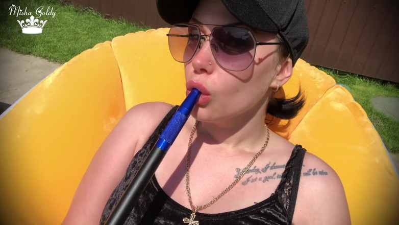 Goddess Misha Goldy: Hookah hút thuốc ngoài trời &amp; môi to trêu chọc