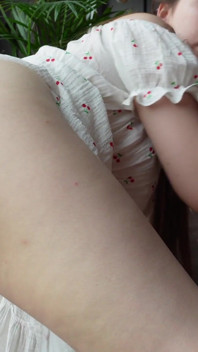 Krásná dívka v šatech škádlí svou kundičku a předvádí své dokonalé tělo - měkká sólová hra