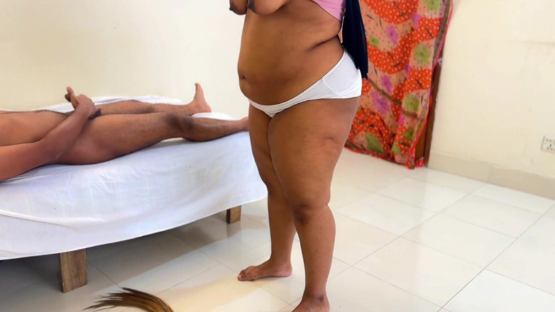 Aria Mia: Une fille balayeuse de l’hôtel m’a surpris en train de...