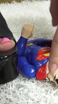 Superman Crush! Cruel reell zerquetscht superman symbolisch für alle männer!