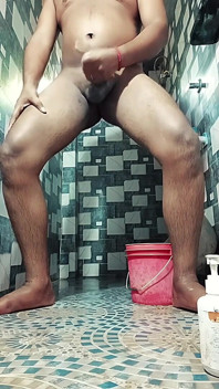 Branlette dans la salle de bain d’un garçon du village de Sanat