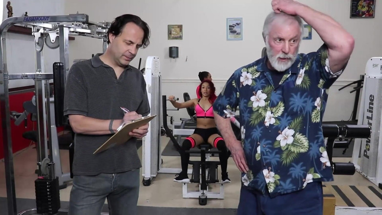 Azure Sky Films: Sarah Lace / Chanel Skye (GYM1-1) Partie 1, trio anal, crachat, pipe, gorge...
