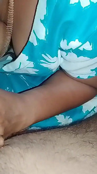 Hintli kız kocasının penisini emiyor ve sağıyor