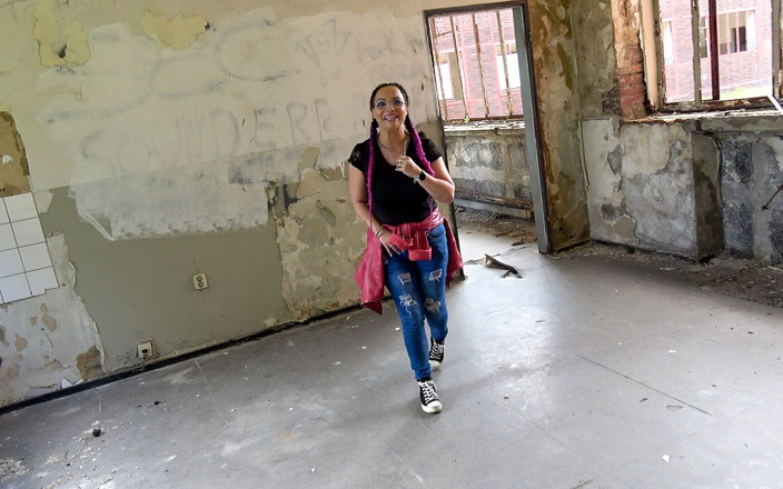 Andy Star: MILF In The Lost Place - Pijpbeurt, Doggy &amp; Creampie Totdat Ze...