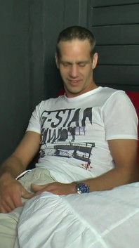Atrapó a las zorras en la cabina follando viendo porno - 1