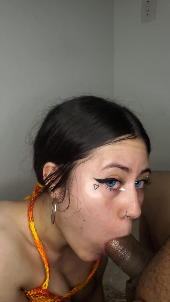 DherlyDoll: 彼に素晴らしいフェラチオをして、彼が私の胸に射精するまで続けた―素人フェラチオと射精