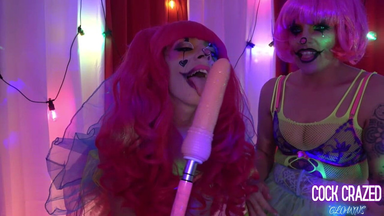 Cock Crazed Clowns:  Peach Memenuhi Badut Merah Jambu