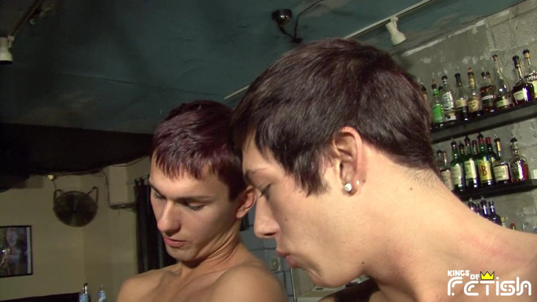 Gay Diaries: Двоє збуджених твінків відсмоктують свої члени в пабі з блондинкою-чуваком