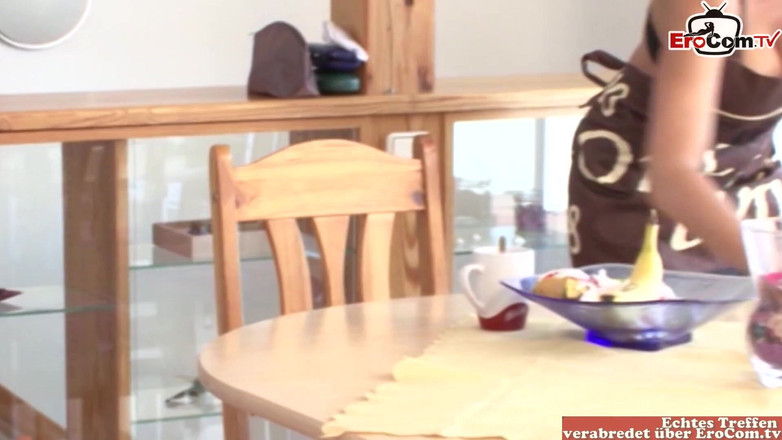 EroCom: 来自隔壁的德国熟女戴眼镜和天然巨乳在厨房的桌子上做爱
