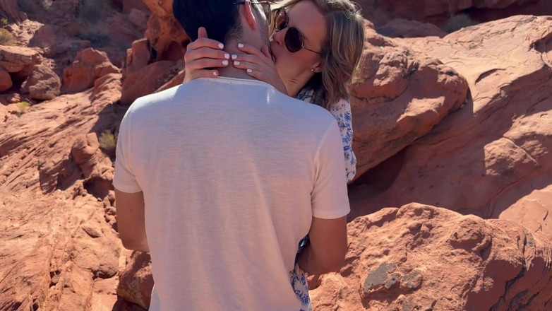 Serenity Cox: Marido e seu amigo fodem esposa em caminhada no deserto...