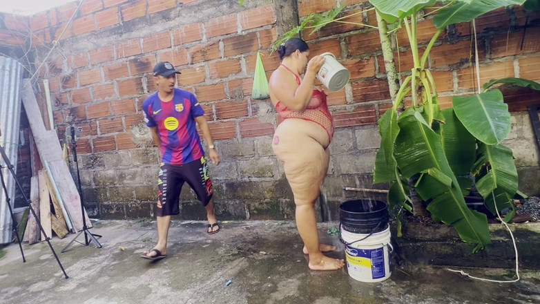 Lexly_16: La mia vicina cammina nel mio giardino e questo è ciò...