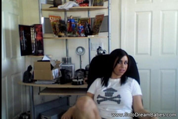 Solo Dream Babes: Nena tetona con consolador en su chocho en acción en...