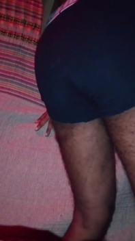 Un black sexy en sous-vêtements gémit, fait du dirty talk jusqu’à ce qu’il jouisse fort, orgasme puissant