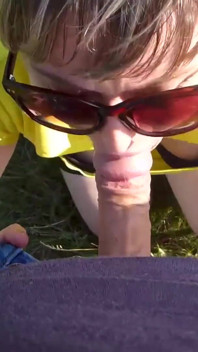 Blondine zuigt grote lul en trekt pik buitenshuis af