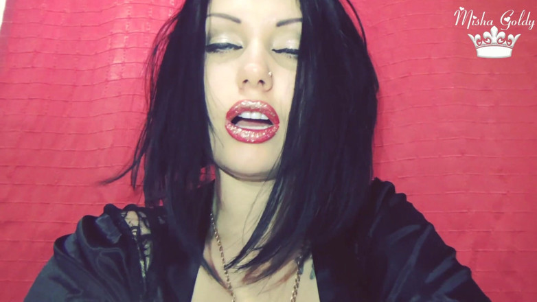 Goddess Misha Goldy: Altın parıltılı kırmızı dudaklar