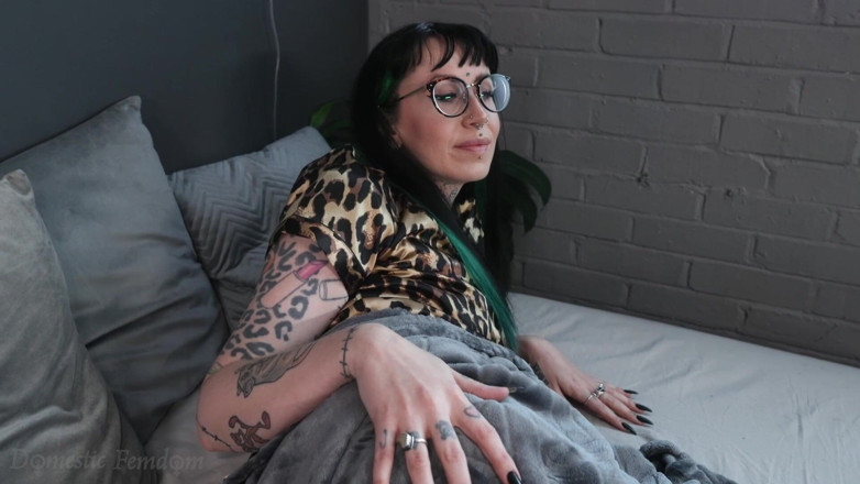 Domestic femdom: Bacia I Miei Piedi Buonanotte