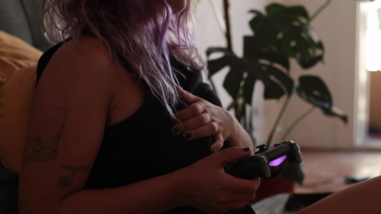 YeahHanna: Grande rabo gamer menina joga em um dia quente de...